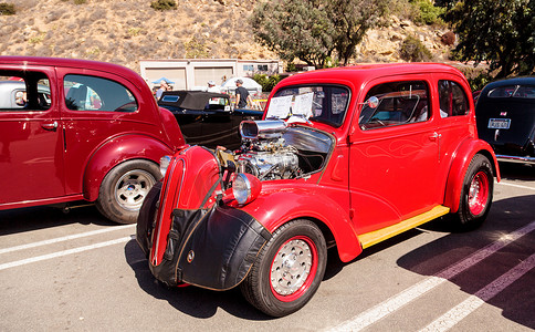 红色 1950 福特 Anglia Coupe