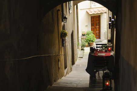 古代餐桌摄影照片_托斯卡纳科尔托纳历史中心的两人浪漫餐桌