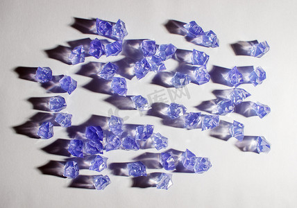 桌子上的蓝色玻璃水晶