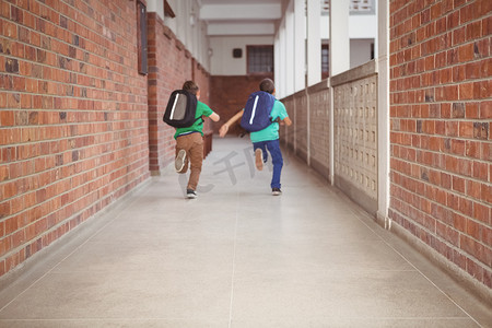 学生跑下学校礼堂