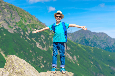 攀岩男孩摄影照片_旅行者男孩享受山的美丽和自由斯坦