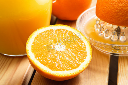 橙汁和榨汁机