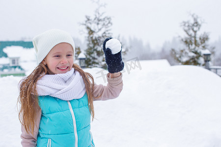 冬雪天打雪球的可爱小女孩