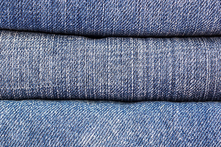 很多牛仔蓝牛仔裤的质地是经典的靛蓝时尚。