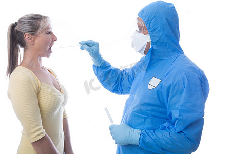 棉鼠摄影照片_一名妇女接受冠状病毒 COVID-19 或流感的咽拭子检查