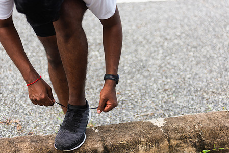 戴手表摄影照片_跑步者黑人戴手表站在人行道上尝试 sh