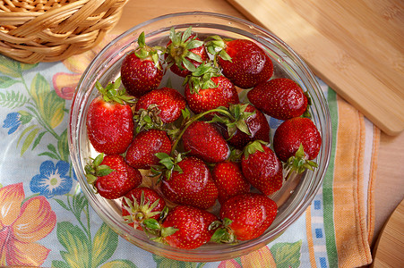 新鲜草莓容量水