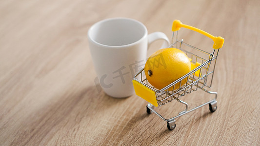 小茶壶摄影照片_厨房桌子上的小购物车里放着柠檬。
