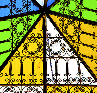 摩洛哥非洲窗户和灯光中的彩色玻璃和太阳