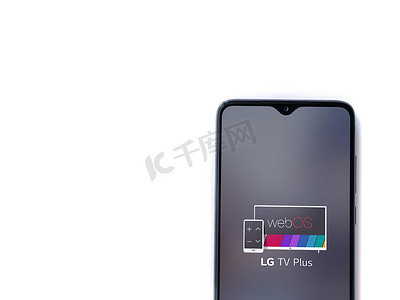 plus图标摄影照片_LG TV Plus 应用程序启动屏幕，黑色显示屏上带有徽标