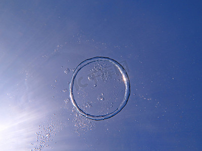 气泡环从空中升起升起太阳。