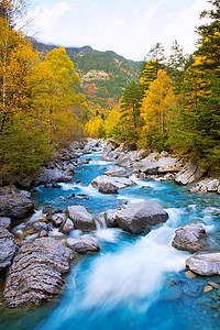 valley摄影照片_Ordesa Valley Valley Pyrenees Huesc 的 Rio Ara 河 Bujaruelo