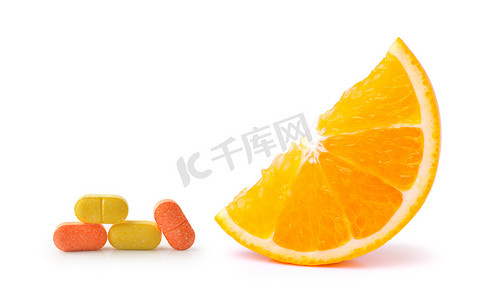 白色背景中含维生素 C 片的橙色水果