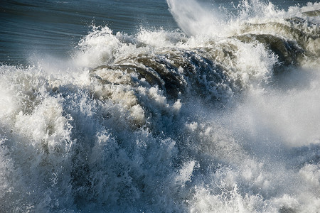 “破碎的海浪，意大利 Lido di Camaiore，2008 年 11 月”