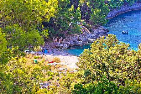 绿色自然景观中的科尔丘拉岛隐藏海滩