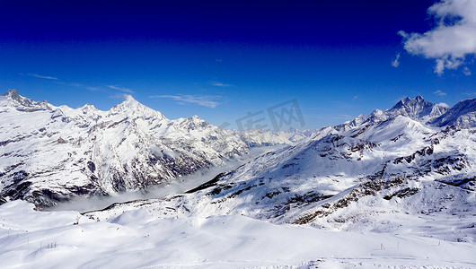 夏天雪山摄影照片_雪山和蓝天