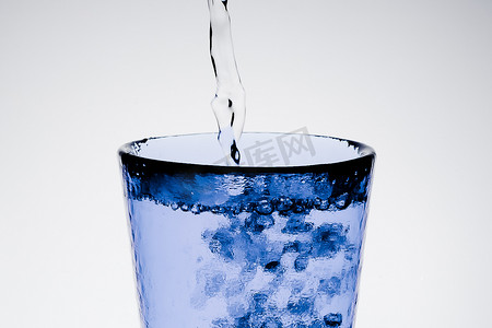 用纯净水和气泡填充蓝色玻璃