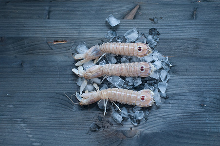 浓汤桂鱼摄影照片_躺在冰床上的棒子鲜海