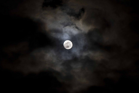 在夜空和云彩的超级月亮