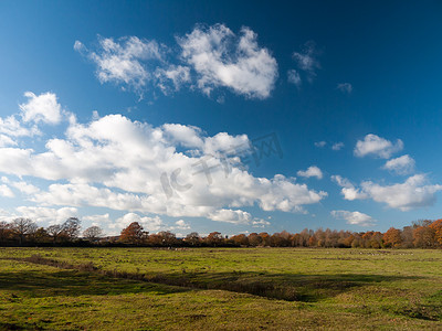 白云蓝色开阔的天空空间绿草土地农场