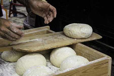 面包师以传统方式揉面团