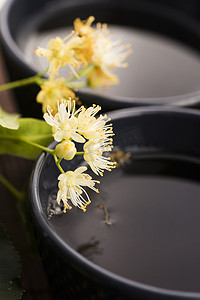 茶壶和杯子用菩提树茶和花