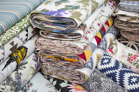 在商店货架上制作丝绸和布料，在市场上制作丝绸，多色和多图案纹理背景。
