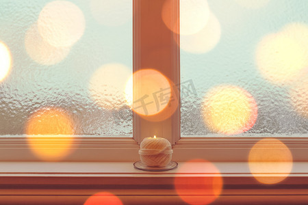 金色灯光下窗台上舒适的蜡烛