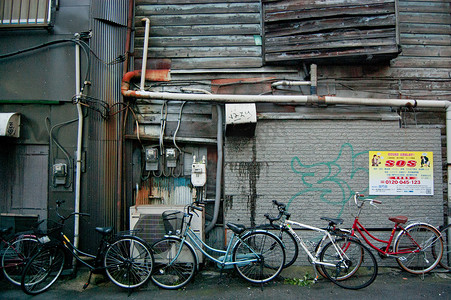 在新宿，日本街道上的自行车