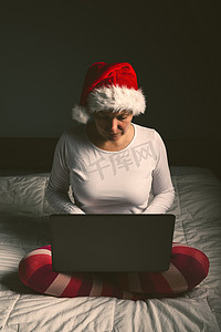 孤独的女人在平安夜浏览互联网