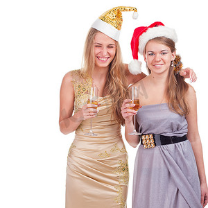 两个醉酒的女孩用酒精庆祝，孤立无援