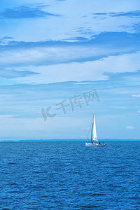 小船航行在蓝色的大海