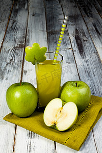 青苹果汁摄影照片_青苹果汁