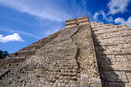奇琴伊察玛雅金字塔 El Castillo 的细节视图