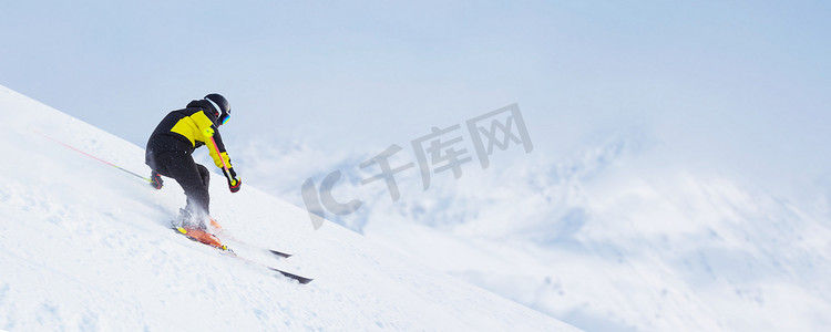 滑雪者在山上滑雪下坡
