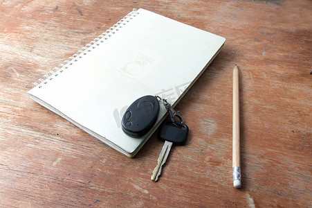 书笔记和铅笔和钥匙