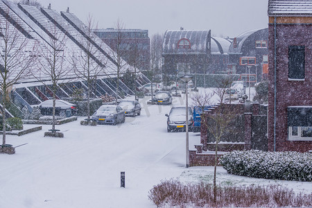 寒冷的冬日，荷兰村庄的街道，下雪的天气，冬季荷兰的现代社区