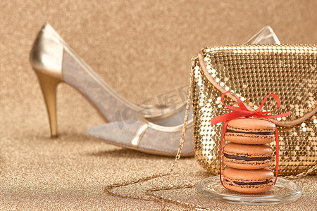 马卡龙。奢华闪亮的鞋子，手提包金色。复古