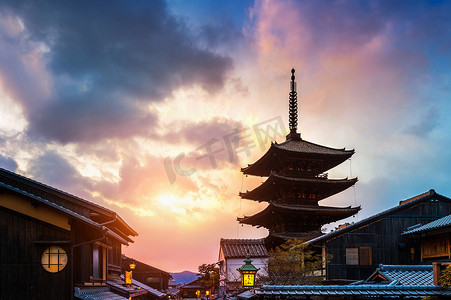 日本京都日落时分的八坂塔和三年坂街。