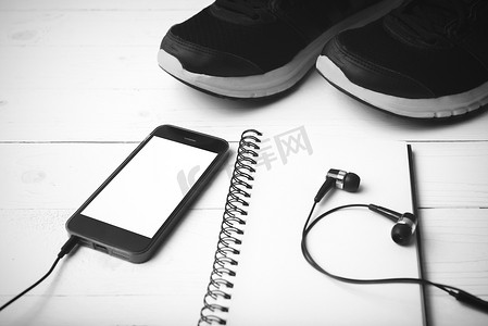 跑步鞋、笔记本和手机黑白色调风格