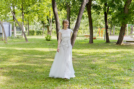 夏时白色鞋带礼服的美丽的新娘