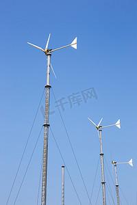 正青春正能量海报摄影照片_泰国春武里府芭堤雅 Koh Larn 蓝天山上的风力涡轮机发电