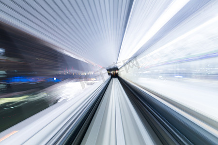 城市列车在隧道中的速度运动