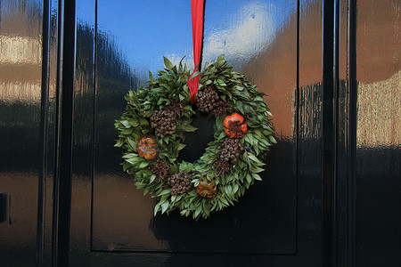 经典的圣诞花环，门上有装饰