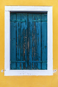 彩色窗户摄影照片_威尼斯布拉诺岛上一座房子的彩色窗户。 