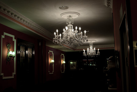蜡烛城堡摄影照片_深黑色大厅照明水晶古董枝形吊灯
