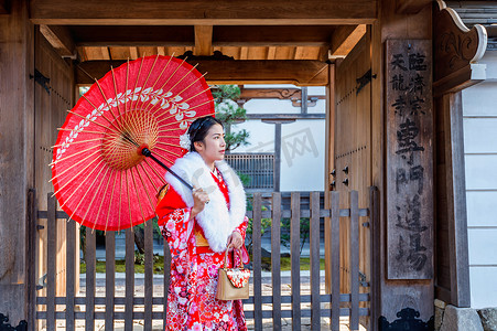 穿着日本传统和服的亚洲女性在京都游览美丽的地方。