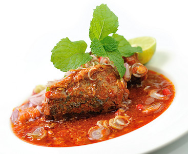 沙丁鱼摄影照片_番茄酱鱼罐头中的辣沙丁鱼，泰式美食