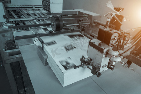 在现代印刷厂，胶版印刷的过程。