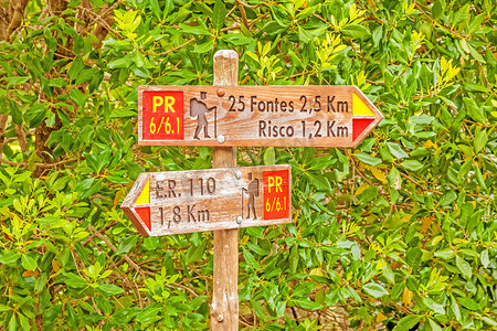 名为 25 Fontes 的著名徒步小径 - 指示道路的路标